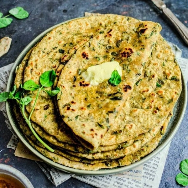 Methi Paratha (2 parathas + dahi + chutney)