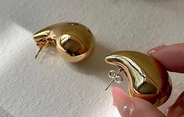 TEAR DROP GOLDEN STUDS 