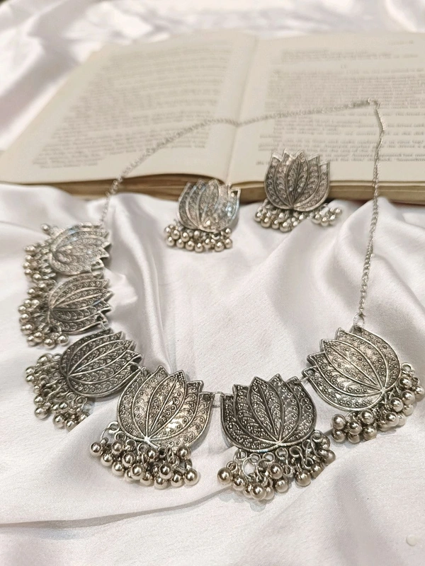 BAHAAR CHOKER WITH EARRINGS 