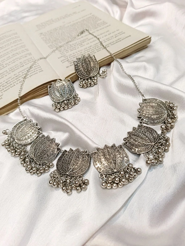 BAHAAR CHOKER WITH EARRINGS 