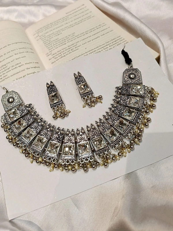 DEEPIKA CHOKER WITH EARRINGS 