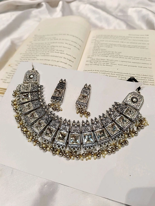 DEEPIKA CHOKER WITH EARRINGS 