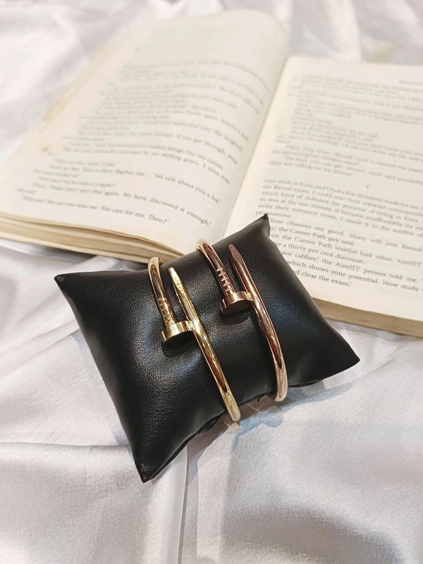 NAIL BRACELET- STAINLESS STEEL (ANTI-TARNISH) - Golden