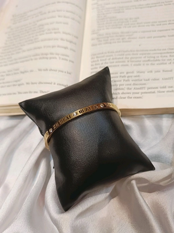 NUMERICAL SLEEK BRACELET- STAINLESS STEEL (ANTI-TARNISH)