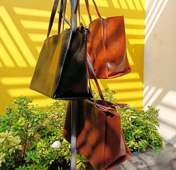 CROC TEXTURED TOTE BAG - Black