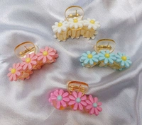 DAISY FLOWER CHARM CLAWS  - White