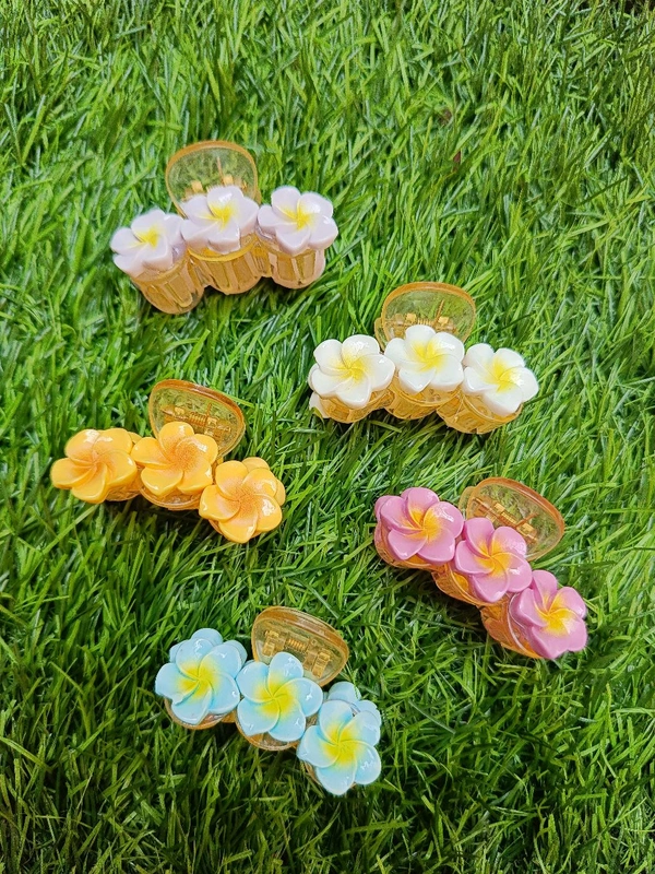 TWISTED FLOWER CHARM CLAWS  - Yellow