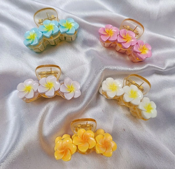 TWISTED FLOWER CHARM CLAWS  - White
