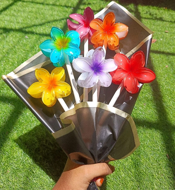 FLORAL CLAW BOUQUET 
