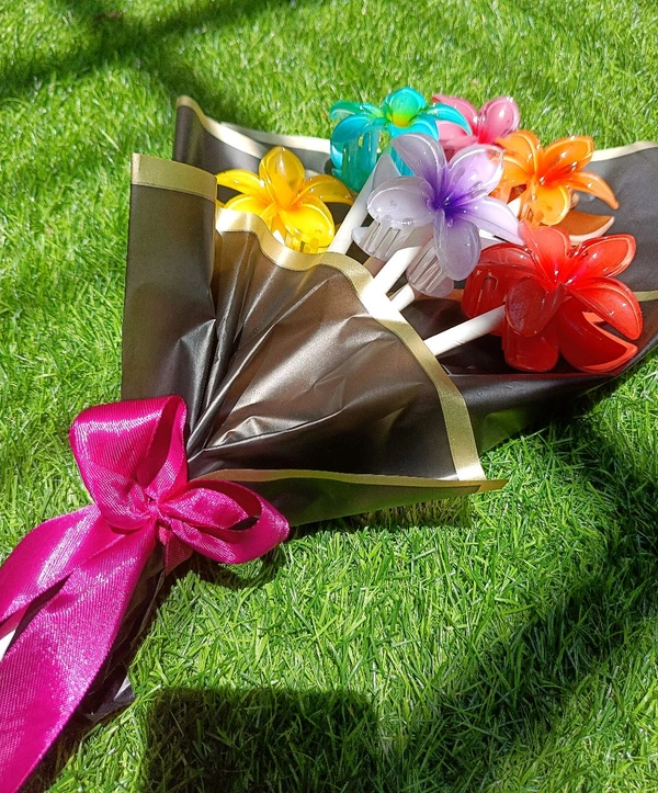 FLORAL CLAW BOUQUET 