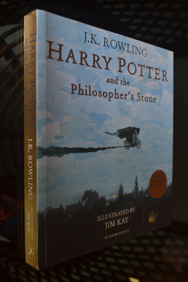 HARRY POTTER & THE PHILOSOPHER'S STONE - J K ROWLING