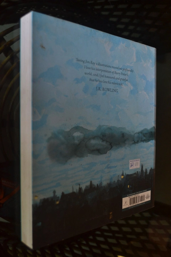 HARRY POTTER & THE PHILOSOPHER'S STONE - J K ROWLING