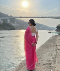 Elegance by the Riverside: Grace in a Pink Saree - Pink, Cotton, Free