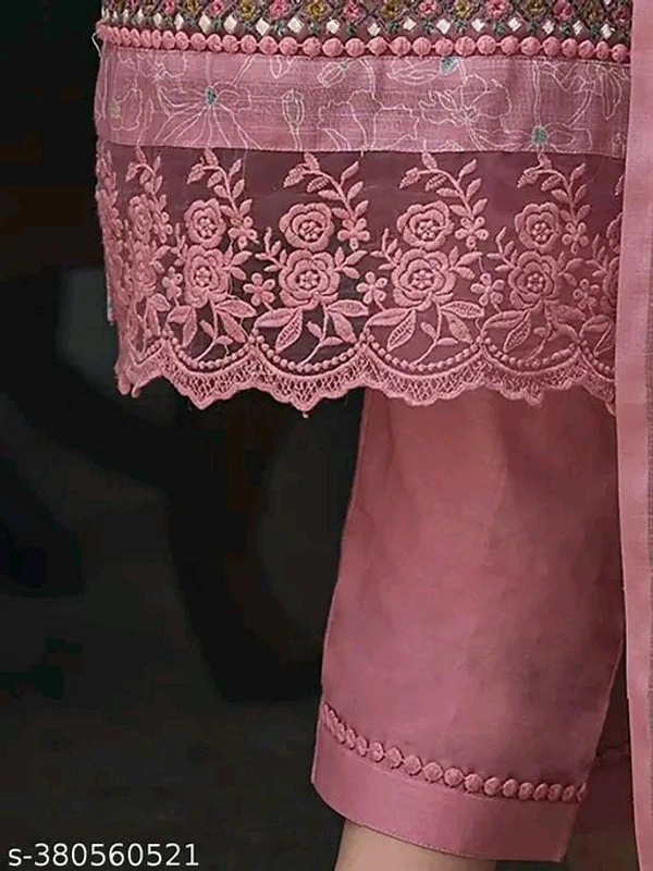 Banita Ensemble Women Kurta Sets - M