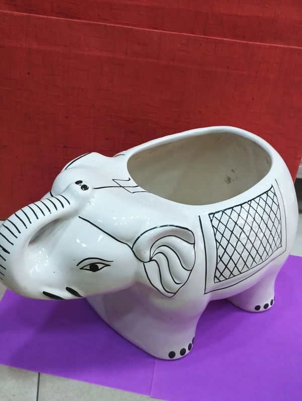 ELEPHANT POT 