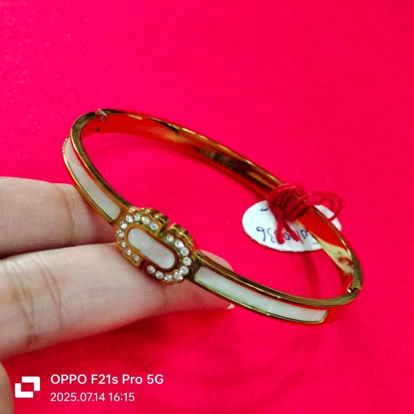 BRACELETS 8