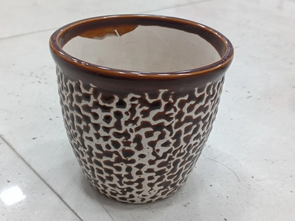 CERAMIC POT WITH LINEAR DESIGN