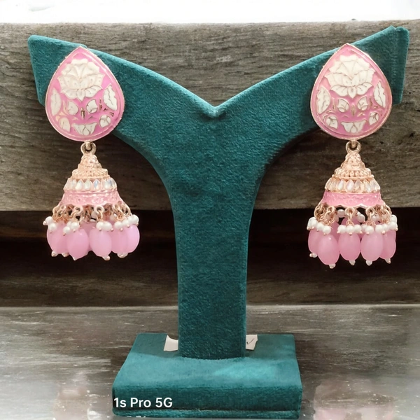 EARRINGS 61