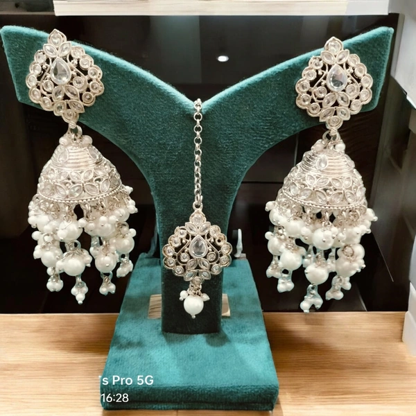 MAANG TIKA WITH EARRINGS (18)