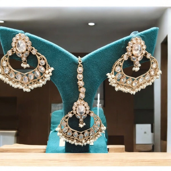 MAANG TIKA WITH EARRINGS (2)