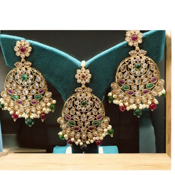 MAANG TIKA WITH EARRINGS (24)