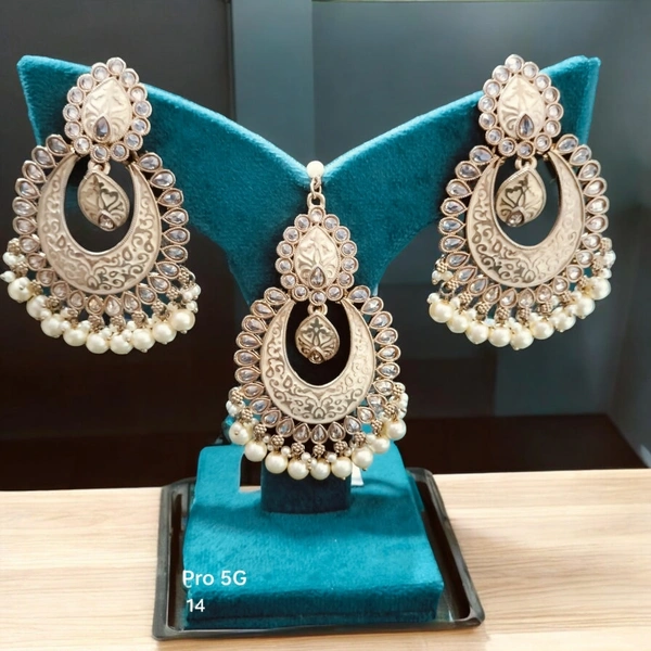 MAANG TIKA WITH EARRINGS (32)
