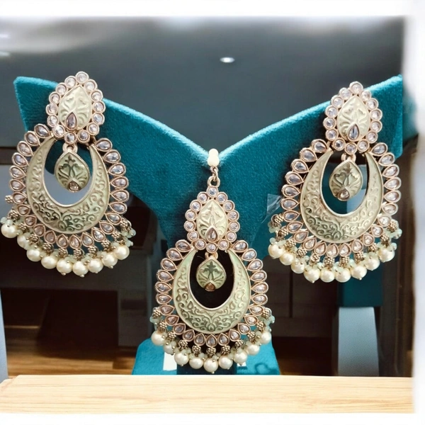 MAANG TIKA WITH EARRINGS (46)