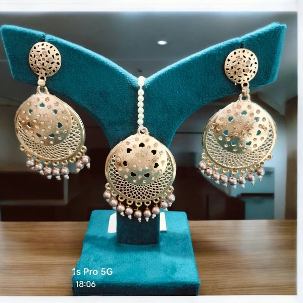MAANG TIKA WITH EARRINGS (50)