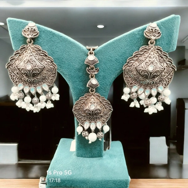 MAANG TIKA WITH EARRINGS (60)
