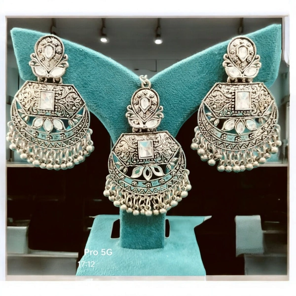 MAANG TIKA WITH EARRINGS (61)
