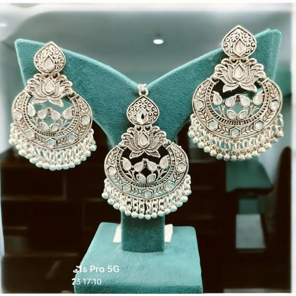 MAANG TIKA WITH EARRINGS (62)