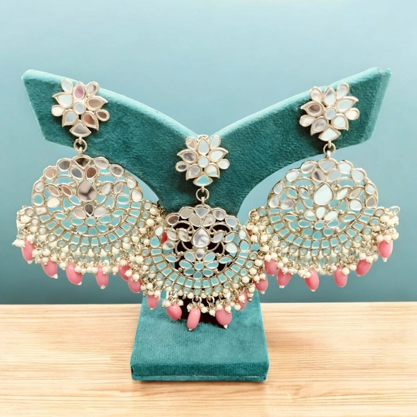 MAANG TIKA WITH EARRINGS (64)