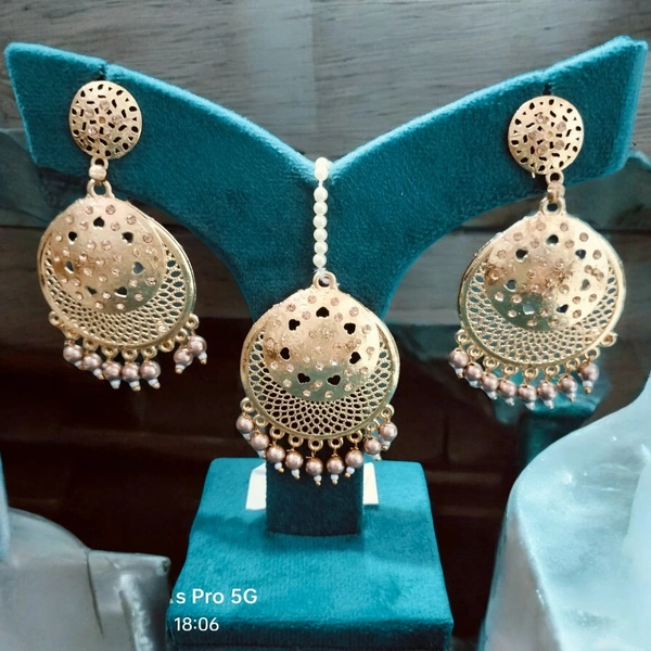 MAANG TIKA WITH EARRINGS (75)