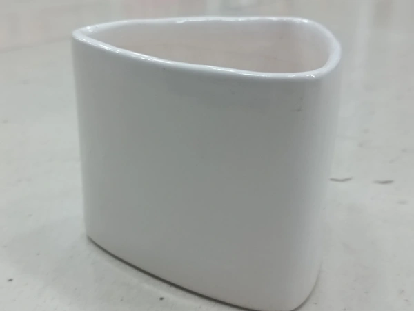 TRIANGLE SHAPE PLANTER