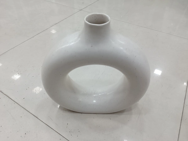 WHITE VASH FLOWER POT 2