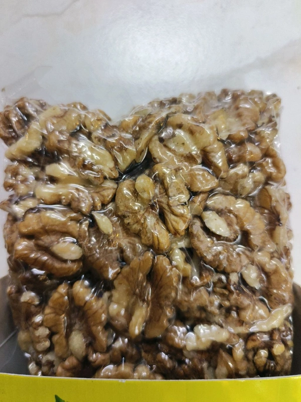 California Walnut Kernels (Akhrot Giri) Walnuts 250gms With Air Tight Packing 