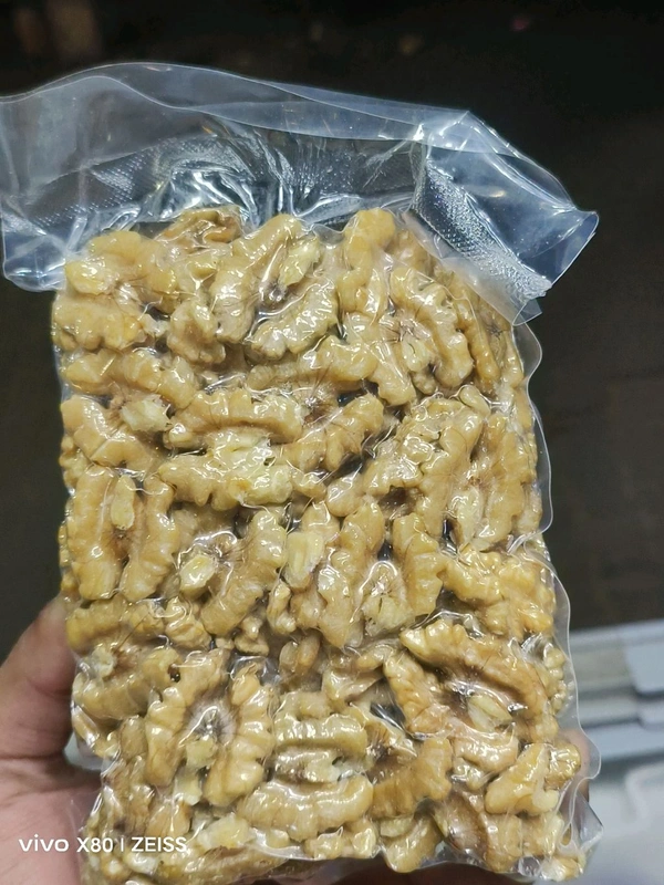 California Walnut Kernels (Akhrot Giri) Walnuts 250gms With Air Tight Packing 