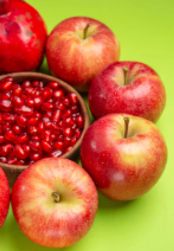 Healthy Combo - Apple ( 500 G ) + Anar ( 500 G) - 500 G Each