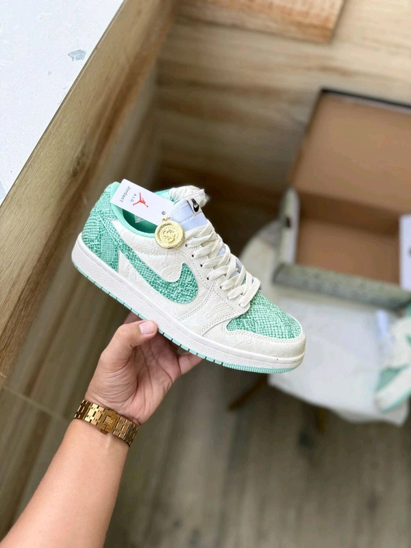 AIR JORDAN RETRO 1 SNAKE  - 42