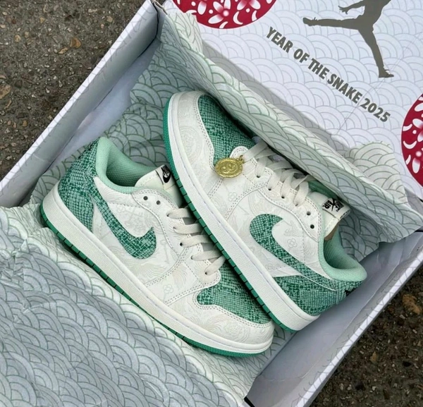 AIR JORDAN RETRO 1 SNAKE  - 42