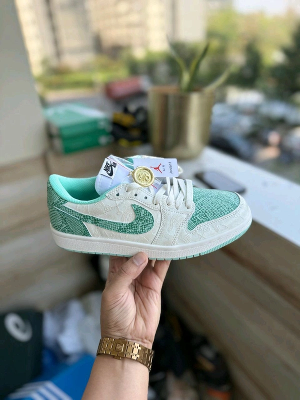 AIR JORDAN RETRO 1 SNAKE  - 42