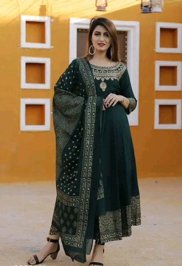 Kashvi Petite Women Kurta Sets - M