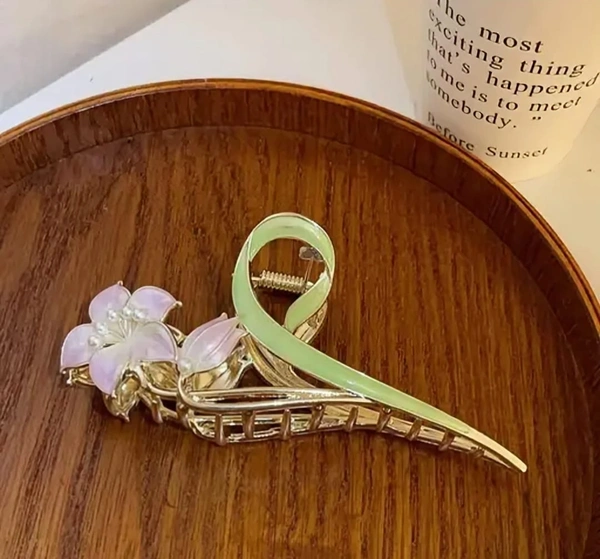 🌸 Elegant Lily Bloom Hair Claw Clip – Floral Green & Purple Metal Clutcher 🌿