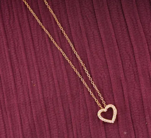 6 Styles, 1 Set – Elevate Your Everyday Glam with This Stunning Necklace Combo! ✨👑"