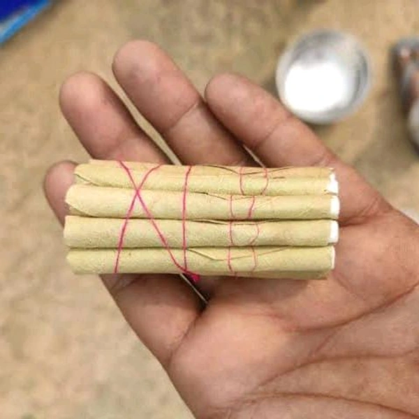 1 Filter Bidi  , 2 चिंगम , 1 पानी पाउच और माचिस
