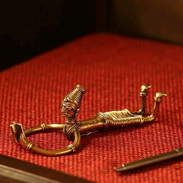 SLEEPING READING  - Gold