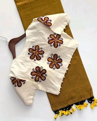 Fabric :-  Khadi cotton 

Blouse :- Pure Khadi Blouse (size 38 alterable upto 42)

 *Rate :-₹ 1325/-*
Unpea15july - 38 To 42