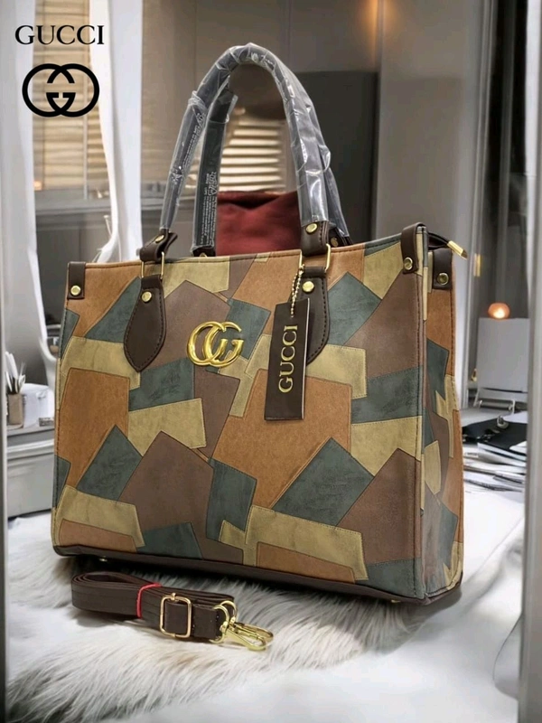 GUCCI
MATERIAL
Pu vegan leather material 
One compartment 
Long adjustable belt.