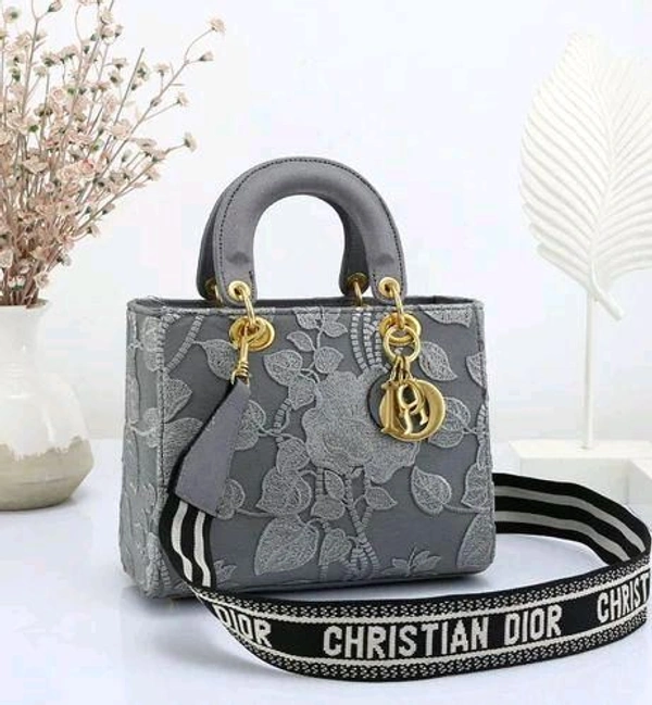 (CHRISTIAN DIOR). Lady Dior Embroidered*
High Quality Bag*
Comes with
Dior Dust Bag*
Dior Broad Canvas Belt*

