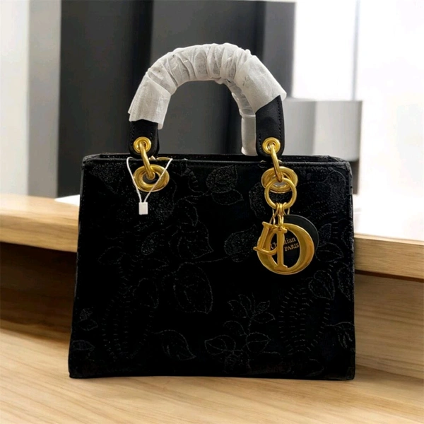 (CHRISTIAN DIOR). Lady Dior Embroidered*
High Quality Bag*
Comes with
Dior Dust Bag*
Dior Broad Canvas Belt*

